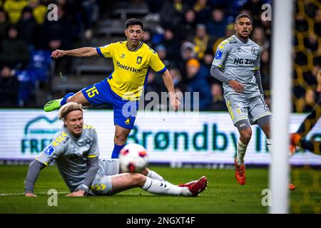 Broendby, Danimarca. 19th Feb, 2023. Blas Riveros (15) di Broendby SE visto durante la partita Superliga del 3F tra Broendby IF e AC Horsens al Brondby Stadium. (Photo Credit: Gonzales Photo/Alamy Live News Foto Stock