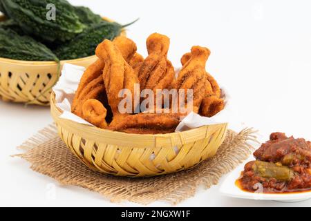 Namkeen Karela Mathri chiamato anche Matthi, Mathiya, Mathi, farsi Poori, Farsan, Pharsaṇ o Mathari è famoso tè tempo Gluten snack consumati Mostl Foto Stock