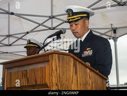 YOKOSUKA, Giappone (1 dicembre 2022) CMdR. Kenji Isawa, comandante entrante del cacciatorpediniere missilistico guidato della classe Burke di Arleigh USS Howard (DDG 83), legge i suoi ordini durante una cerimonia di cambio di comando a bordo della nave, schierato in avanti al comandante, Fleet Activities Yokosuka, dicembre 1. Howard viene assegnato al comandante, Task Force 71/Destroyer Squadron (DESRON) 15, il più grande DESRON della Marina e la principale forza di superficie della flotta statunitense 7th. Foto Stock