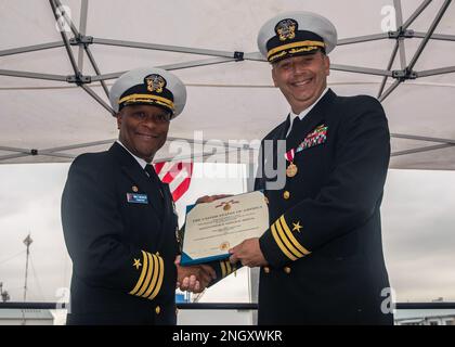 YOKOSUKA, Giappone (1 dicembre 2022) Capo Walter Mainor, comandante, Task Force 71, e CMdR. Travis Montplaisir, comandante uscente del cacciatorpediniere missilistico guidato di classe Arleigh Burke USS Howard (DDG 83), posa per una foto durante una cerimonia di cambio di comando a bordo della nave, schierato in avanti al comandante, attività della flotta Yokosuka, dicembre 1. Howard viene assegnato al comandante, Task Force 71/ DESRON 15, il più grande DESRON della Marina e la principale forza di superficie della flotta statunitense 7th. Foto Stock