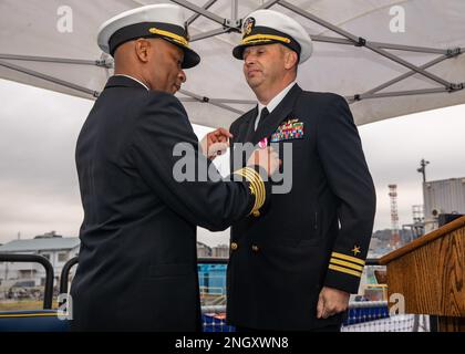 Walter Mainor, Comandante, Task Force 71, presenta al CMdR una Medaglia di servizio meritoria. YOKOSUKA, Giappone (1 dicembre 2022). Travis Montplaisir, comandante uscente del cacciatorpediniere missilistico guidato della classe Burke di Arleigh USS Howard (DDG 83), durante una cerimonia di cambio di comando a bordo della nave, schierato in avanti al comandante, Fleet Activities Yokosuka, dicembre 1. Howard viene assegnato al comandante, Task Force 71/ Destroyer Squadron (DESRON) 15, il più grande DESRON della Marina e la principale forza di superficie della flotta statunitense 7th. Foto Stock