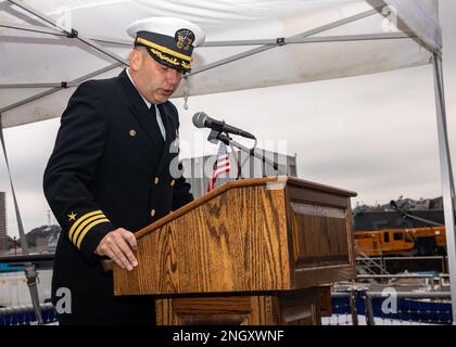 221201-N-NY362-1028 YOKOSUKA, Giappone (1 dicembre 2022) CMdR. Travis Montplaisir, comandante uscente del cacciatorpediniere missilistico guidato di classe Arleigh Burke USS Howard (DDG 83), si rivolge agli ospiti e all'equipaggio durante una cerimonia di cambio di comando a bordo della nave, schierato in avanti al comandante, Fleet Activities Yokosuka, dicembre 1. Howard viene assegnato al comandante, Task Force 71/Destroyer Squadron (DESRON 15), il più grande DESRON della Marina e la principale forza di superficie della flotta statunitense 7th. Foto Stock