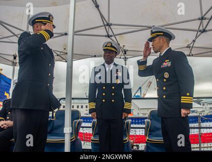 YOKOSUKA, Giappone (1 dicembre 2022) CMdR. Kenji Igawa, allevia il CMdR. Travis Montplaisir, comandante uscente del cacciatorpediniere missilistico guidato della classe Burke di Arleigh USS Howard (DDG 83), durante una cerimonia di cambio di comando a bordo della nave, schierato in avanti al comandante, Fleet Activities Yokosuka, dicembre 1. Howard viene assegnato al comandante, Task Force 71/Destroyer Squadron (DESRON) 15, il più grande DESRON della Marina e la principale forza di superficie della flotta statunitense 7th. Foto Stock