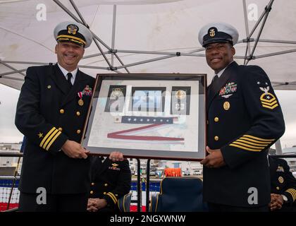 YOKOSUKA, Giappone (1 dicembre 2022) CMdR. Travis Montplaisir, comandante uscente del cacciatorpediniere missilistico guidato di classe Arleigh Burke USS Howard (DDG 83), e il comandante Garriel Gardner posa per una foto durante una cerimonia di cambio di comando a bordo della nave, schierato in avanti al comandante, Fleet Activities Yokosuka, dicembre 1. Howard viene assegnato al comandante, Task Force 71/ Destroyer Squadron (DESRON) 15, il più grande DESRON della Marina e la principale forza di superficie della flotta statunitense 7th. Foto Stock