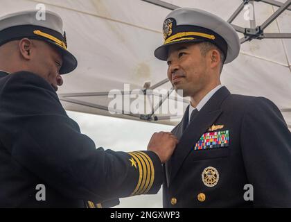 YOKOSUKA, Giappone (1 dicembre 2022) CMdR. Kenji Isawa, comandante entrante del cacciatorpediniere missilistico guidato della classe Burke di Arleigh USS Howard (DDG 83), riceve la spilla del suo comandante dal Capt. Walter Mainor, comandante della Task Force 71, durante una cerimonia di cambio di comando a bordo della nave, schierato in avanti al comandante, Fleet Activities Yokosuka, dicembre 1. Howard viene assegnato al comandante, Task Force 71/Destroyer Squadron (DESRON) 15, il più grande DESRON della Marina e la principale forza di superficie della flotta statunitense 7th. Foto Stock