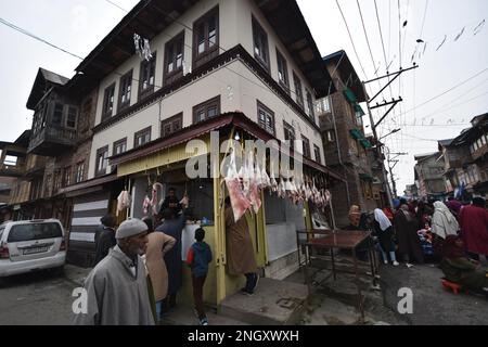 19 febbraio 2023, Srinagar, Jammu e Kashmir, India: La gente che acquista carne e dolci dopo la preghiera al Santuario di Hazratbal in occasione di Shab-e-Meraj a Srinagar, Kashmir il 19 febbraio 2023. (Credit Image: © MUbashir Hassan/Pacific Press via ZUMA Press Wire) SOLO PER USO EDITORIALE! Non per USO commerciale! Foto Stock