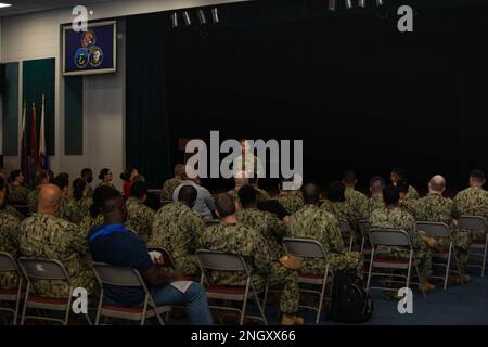 221201-A-NR779-1005 MANAMA, Bahrain (1 dicembre 2022) il vice ADM John B. Mustin, capo della riserva della marina e comandante, forza della riserva della marina, parla con i marinai della riserva della marina all'attività di supporto navale Bahrain, 1 dicembre. Durante la chiamata a mani nude, ha risposto alle domande dei marinai e ha parlato di nuovi programmi e iniziative. Foto Stock