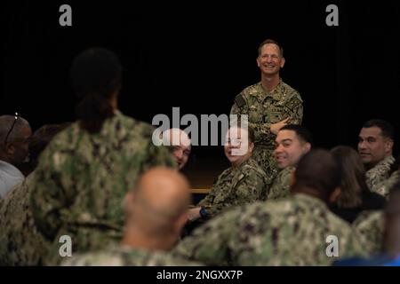 221201-A-NR779-1030 MANAMA, Bahrain (1 dicembre 2022) il vice ADM John B. Mustin, capo della riserva della marina e comandante, forza della riserva della marina, parla con i marinai della riserva della marina all'attività di supporto navale Bahrain, 1 dicembre. Durante la chiamata a mani nude, ha risposto alle domande dei marinai e ha parlato di nuovi programmi e iniziative. Foto Stock