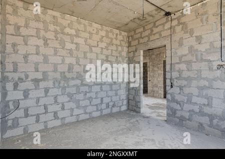 Costruzione di un edificio residenziale individuale, le partizioni interne sono fatte di blocchi di cemento in argilla espansa Foto Stock