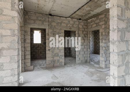 Costruzione di un edificio residenziale individuale, vista delle porte ai bagni e alle camere Foto Stock