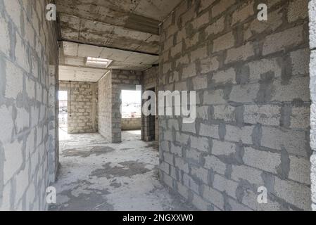 Costruzione di un edificio residenziale individuale, un corridoio dalla porta d'ingresso alle camere Foto Stock