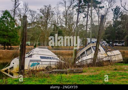 Barche danneggiate sono abbandonate vicino alla riva, 17 gennaio 2023, a Bayou la Batre, Alabama. La zona è stata colpita duramente da diverse tempeste tropicali e uragani. Foto Stock