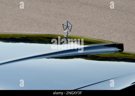 L'ornamento e il cappuccio Pentastar su un blu scuro 1982 Chrysler New Yorker Fifth Avenue Edition in pieno sole. Foto Stock