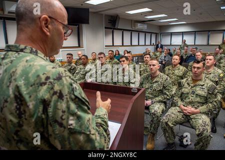 Jim Kilby, comandante, Task Force 80 e vice comandante, Stati Uniti Fleet Forces Command, parla al corso di laurea Amphibious Warfare Tactics Instructor Course presso il Naval Surface and Mine Warfighting Development Center Detachment Little Creek a bordo della Joint Expeditionary base Little Creek-Fort Story, Virginia, 1 dicembre 2022. I laureati della Marina e del corpo Marino del 15 sono incaricati di diventare esperti in tattica e sviluppo della dottrina nella flotta, aumentando la competenza tattica e la letalità delle navi anfibie mantenendo il controllo marittimo e la dominanza marittima. Foto Stock