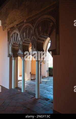 Archi a ferro di cavallo in stile califale all'ingresso della sala principale del Palazzo Taifa, Alcazaba, Malaga, Spagna Foto Stock