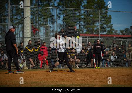 Un soldato assegnato a 9th Brigade Engineer Battaglione, 2nd Armored Brigade Combat Team, 3rd Divisione fanteria, colpisce la palla durante il gioco di campionato del Marne Week Softball Tournament, 1 dicembre 2022, a Fort Stewart, Georgia. La stagione delle vacanze è difficile per alcuni soldati e per i loro cari, che sono spesso lontani da casa, ma la Divisione Fanteria 3rd si impegna a rendere le vacanze piacevoli attraverso eventi come il softball. Foto Stock