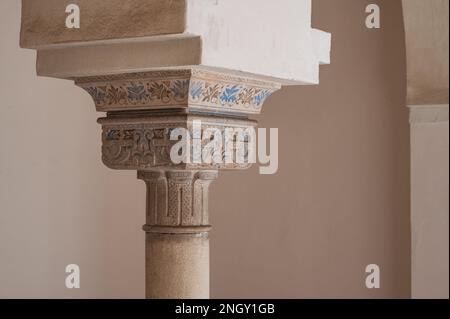 Colonna ornata con dettagli dipinti in blu in un cortile al Palazzo Nasrid, Alcazaba, Spagna Foto Stock