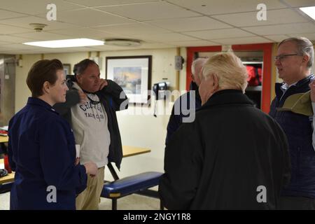 STATI UNITI Guardia costiera CMdR. Jeannette Greene [a sinistra], comandante a bordo della USCGC Mackinaw (WLBB 30), saluta i membri della Christmas Ship Committee di Chicago sul ponte di disordine mentre la taglierina è ormeggiata a Chicago, il 1 dicembre 2022. I membri del comitato si volontari per aiutare a decorare i ponti meteo per il offload di 1200 alberi di Natale. Foto Stock