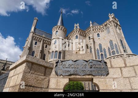 Facciata principale del Palazzo Episcopale di Astorga, Leon, Spagna. Lungo il Camino Frances rou si trova il monumento storico dell'architetto catalano Antoni Gaudí Foto Stock