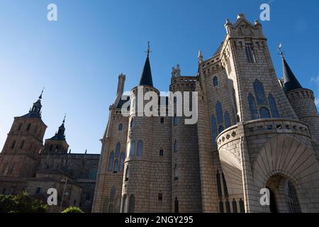 Palazzo Episcopale con la Catedral de Santa María in lontananza in Astorga, Leon, Spagna. L'edificio simbolo dell'architetto catalano Antoni Gaudí si trova Foto Stock