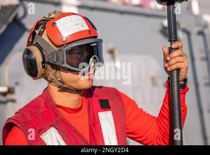 MEDITERRANEO (1 dicembre 2022) Aviazione strutturale Meccanica 2nd Classe David Phelps, assegnato all'elicottero Maritime Strike Squadron (HSM) 79, assiste nella chiusura di un elicottero MH-60R Seahawk sul ponte di volo del cacciatorpediniere missilistico guidato di classe Arleigh Burke USS Roosevelt (DDG 80) dopo il completamento dei quarti di volo, 1 dicembre 2022. Roosevelt, attualmente collegata al Charles de Gaulle Carrier Strike Group, è in programma di schieramento negli Stati Uniti Naval Forces Europe area of Operations, impiegato dagli Stati Uniti Sesta flotta per difendere gli interessi degli Stati Uniti, alleati e partner. Foto Stock