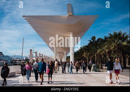 Malaga, Spagna - 15 gennaio 2023: Persone che camminano sotto il Pérgolas de la Victoria (spagnolo per Pergole di Victoria) al molo Foto Stock