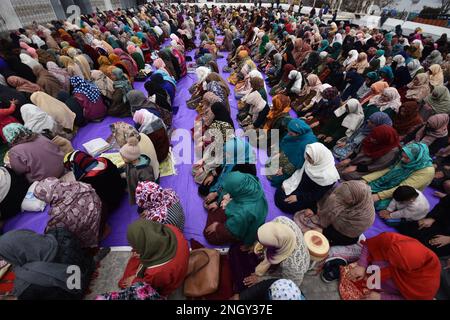 19 febbraio 2023, Srinagar, Jammu e Kashmir, India: Le donne eseguono preghiere al santuario Hazratbal in occasione di Lailat al Miraj o Shab-e-Meraj a Srinagar, Kashmir il 19 febbraio 2023. (Credit Image: © MUbashir Hassan/Pacific Press via ZUMA Press Wire) SOLO PER USO EDITORIALE! Non per USO commerciale! Foto Stock