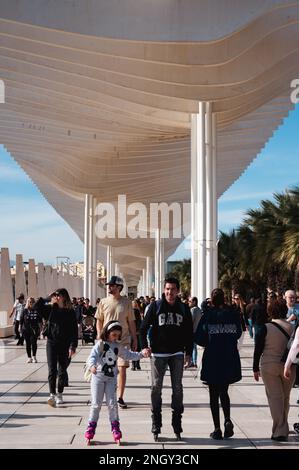 Malaga, Spagna - 15 gennaio 2023: Padre con figlia rollerblade sotto le Pergole de la Victoria (spagnolo per Pergole di Victoria) al molo Foto Stock