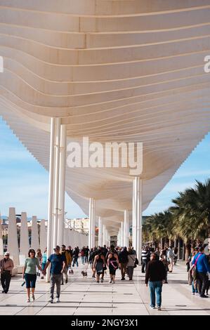 Malaga, Spagna - 15 gennaio 2023: Persone che camminano sotto il Pérgolas de la Victoria (spagnolo per Pergole di Victoria) costruito in stile contemporaneo a. Foto Stock