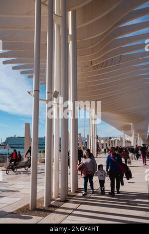 Malaga, Spagna - 15 gennaio 2023: Persone che camminano sotto il Pérgolas de la Victoria (spagnolo per Pergole di Victoria) costruito in stile contemporaneo a. Foto Stock