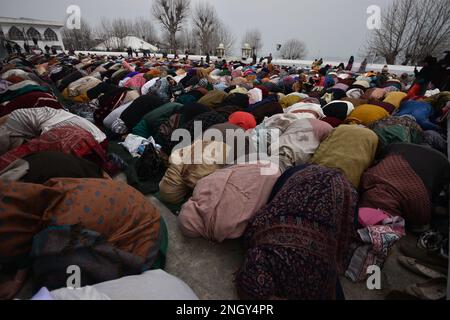 19 febbraio 2023, Srinagar, Jammu e Kashmir, India: Le donne eseguono preghiere al santuario Hazratbal in occasione di Lailat al Miraj o Shab-e-Meraj a Srinagar, Kashmir il 19 febbraio 2023. (Credit Image: © MUbashir Hassan/Pacific Press via ZUMA Press Wire) SOLO PER USO EDITORIALE! Non per USO commerciale! Foto Stock