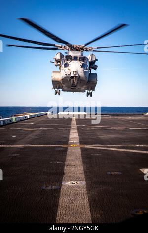 Un elicottero Sikorsky CH-53K King Stallion atterra a bordo della nave portuale di trasporto anfibio di classe San Antonio USS Arlington (LPD 24), 14 febbraio 2023. Il King Stallion è un elicottero pesante da carico sottoposto a prove in mare come la prossima evoluzione degli elicotteri della serie CH-53 che sono in servizio dal 1966. (STATI UNITI Foto Navy di Mass Communication Specialist 1st Classe John Bellino) Foto Stock