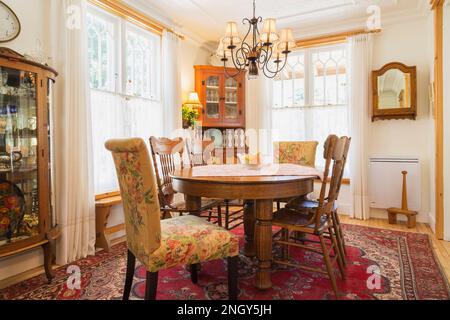 In legno antico tavolo da pranzo con sedie imbottite in sala da pranzo  all'interno di un cottage in stile casa residenziale Foto stock - Alamy