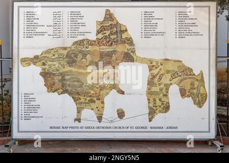 Una tavola mostra la mappa a mosaico della Terra Santa fuori dalla Chiesa Greco Ortodossa di San George a Madaba, Giordania. Credit: MLBARIONA/Alamy Stock Photo Foto Stock