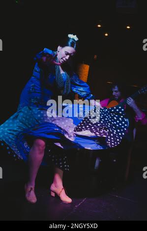 Malaga, Spagna - 15 gennaio 2023: Spettacolo di flamenco al Museo musicale interattivo, la foto è stata fatta durante un intervallo speciale per scattare foto Foto Stock