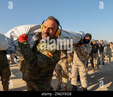 Un soldato spagnolo e un membro del servizio di trasporto dell'aeronautica turca all'elicottero CH-47 Chinook presso la base aerea Incirlik di Türkiye, 18 febbraio 2023. La CABINA 1AD offre una capacità di sollevamento dinamica a supporto diretto dell'USAID e degli sforzi di scarico turchi. La CABINA 1AD è una delle numerose unità militari statunitensi che supportano la Task Force 61/2 (TF 61/2), operante sotto la guida degli Stati Uniti Sesta flotta, Stati Uniti Naval Forces Europe (NAVEUR) e U.S. I Comandanti europei fanno parte degli sforzi internazionali turchi di soccorso in caso di catastrofi. (STATI UNITI Foto del corpo marino di Sgt. James Bourgeois/rilasciato) Foto Stock