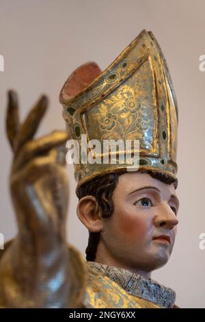Figura policroma di Turibio di Astorga in mostra al Museo de los Caminos nel Palazzo Vescovile di Astorga, Leon, Spagna. Il museo, lungo il Foto Stock