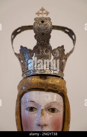 Figura policroma della Vergine Maria in mostra al Museo de los Caminos nel Palazzo Episcopale di Astorga, Leon, Spagna. Il museo, lungo il Cami Foto Stock