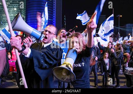 Tel Aviv, Israele. 18th Feb, 2023. I manifestanti cantano slogan durante la manifestazione. Oltre 120.000 persone hanno protestato a Tel Aviv contro il governo di estrema destra di Netanyahu e la sua controversa riforma legale. (Foto di Matan Golan/SOPA Images/Sipa USA) Credit: Sipa USA/Alamy Live News Foto Stock