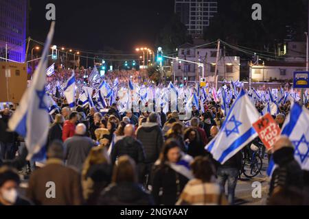 Tel Aviv, Israele. 18th Feb, 2023. I manifestanti detengono bandiere israeliane durante la manifestazione. Oltre 120.000 persone hanno protestato a Tel Aviv contro il governo di estrema destra di Netanyahu e la sua controversa riforma legale. (Foto di Matan Golan/SOPA Images/Sipa USA) Credit: Sipa USA/Alamy Live News Foto Stock