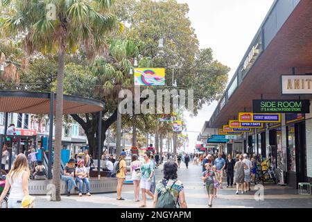 Manly Beach, gente di Sydney che cammina e shopping sul corso, Sydney, NSW, Australia Foto Stock