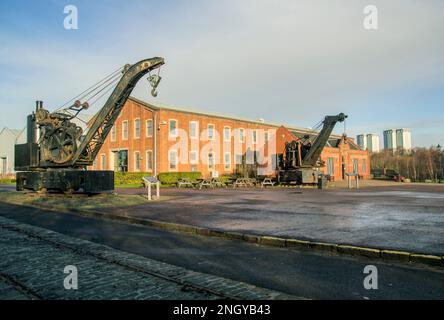 Vecchie gru a vapore su rotaia di fronte al Museo Summerlee della vita industriale scozzese Foto Stock