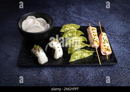 Tagliatelle cinesi, brochettes ravioli e sushi freschi Foto Stock