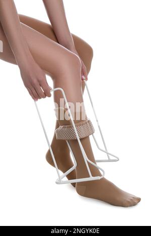 Donna che indossa collant a compressione con donner su sfondo bianco, primo piano Foto Stock