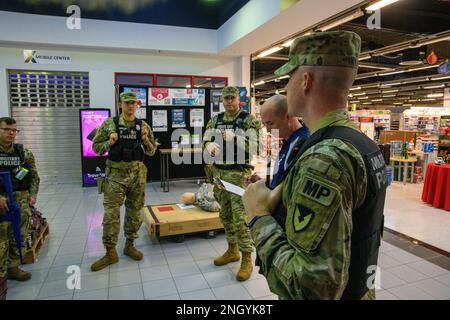 STATI UNITI 1st Classe Anthony Taylor, un poliziotto militare assegnato alla direzione dei servizi di emergenza, Stati Uniti Army Garrison Benelux, fornisce il suo feedback durante il After Action Report of an Active Shooter training, sulla base aerea di Chièvres, Belgio, 01 dicembre 2022. Foto Stock