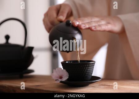 Master conduzione tradizionale cerimonia del tè a tavola, primo piano Foto Stock