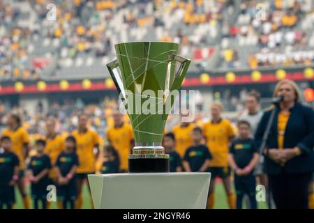 Sydney, Australia. 19th Feb, 2023. Sydney, New South Wales, 19th 2023 febbraio: Il trofeo viene presentato prima della partita internazionale della Coppa delle nazioni tra Australia e Spagna al CommBank Stadium di Sydney, Australia. (NOE Llamas/SPP) Credit: SPP Sport Press Photo. /Alamy Live News Foto Stock