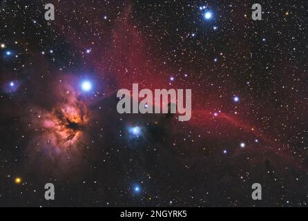 La Nebulosa testa a cavallo di Orione. La fiamma Nebula NGC 2024, la striscia di nebulosa di colore rosso profondo IC 434 con la testata a cavallo Nebula. Fotografato con un refrac 80mm Foto Stock