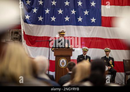 221202-N-OM737-1279 NORFOLK, Virginia (2 dicembre 2022) Vice ADM. Jim Kilby, vice comandante degli Stati Uniti Fleet Forces Command, parla al pubblico durante la cerimonia di cambio di comando della nave d'assalto anfibio di classe Wasp USS Bataan (LHD 5) nella baia dell'hangar della nave, il 2 dicembre 2022. Durante questa cerimonia il Capitano Paul Burkhart sollevò il Capitano Joseph Murphy, prendendo il comando come comandante del Bataan del 19th. Foto Stock