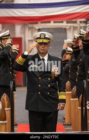 221202-N-OM737-1203 NORFOLK, Virginia (2 dicembre 2022) Vice ADM. Jim Kilby, vice comandante degli Stati Uniti Fleet Forces Command, arriva come membro del partito ufficiale durante la cerimonia di cambio di comando della nave d'assalto anfibio di classe Wasp USS Bataan (LHD 5) nella baia dell'hangar della nave, il 2 dicembre 2022. Durante questa cerimonia il Capitano Paul Burkhart sollevò il Capitano Joseph Murphy, prendendo il comando come comandante del Bataan del 19th. Foto Stock